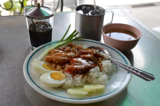 Foto von Khao Mu Daeng - Thailändisches rotes Schweinefleisch mit Reis & Spezial-Sauce – fertig angerichtet