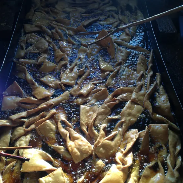 Foto von Khapsey - Traditionelles tibetisches Neujahrsgebäck – fertig angerichtet