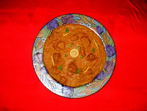 Foto von Khichra - Der herzhafte indische Fleisch-Weizen-Eintopf – fertig angerichtet