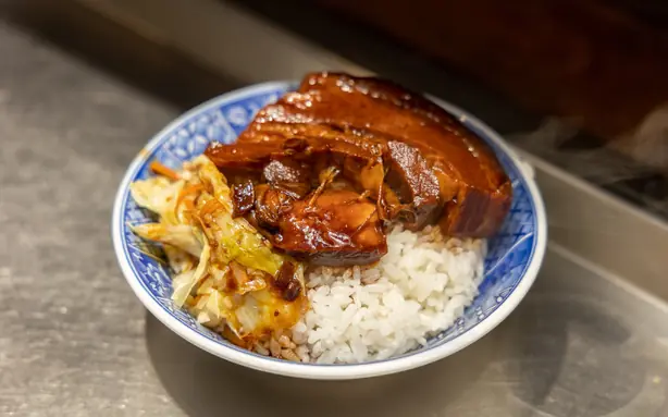 Foto von Khong Bah Png - Zart geschmorter Schweinebauch auf Reis – fertig angerichtet