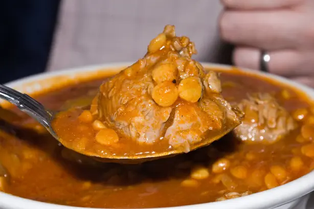 Foto von Khoresh Bademjan – Der goldene persische Auberginen-Eintopf – fertig angerichtet