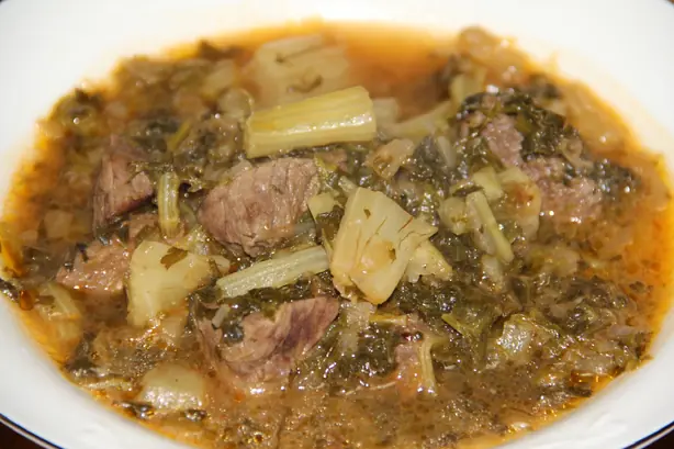 Foto von Khoresh Ghormeh Sabzi - Der persische Kräutereintopf-Klassiker – fertig angerichtet