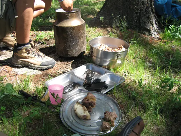 Foto von Khorkhog - Mongolisches Lamm-Barbecue mit heißen Steinen – fertig angerichtet