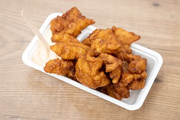 Foto von Kibbeling – Der knusprige niederländische Fisch-Klassiker – fertig angerichtet