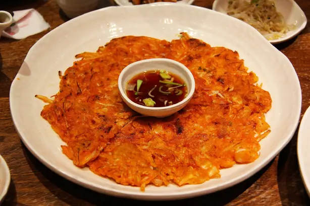 Foto von Kimchi-buchimgae (Kimchi-Jeon) – Der knusprige koreanische Pfannkuchen-Klassiker – fertig angerichtet