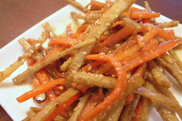 Foto von Kinpira Gobō – Japanische Klettenwurzel & Karotten in süß-pikanter Glasur – fertig angerichtet