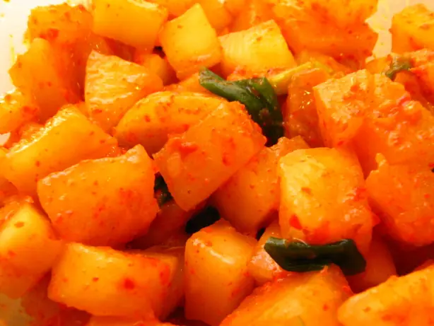 Foto von Kkakdugi - Knackiges koreanisches Rettich-Kimchi – fertig angerichtet