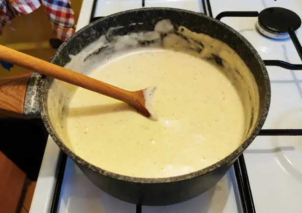Foto von Klassische Béchamelsauce (Weiße Sauce) – fertig angerichtet