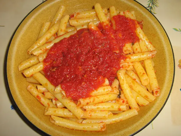 Foto von Klassische Baked Ziti (Ziti al Forno) – fertig angerichtet