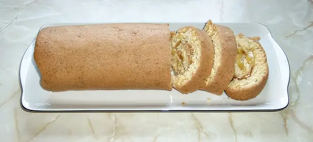 Foto von Klassische Biskuitrolle (Swiss Roll) – fertig angerichtet