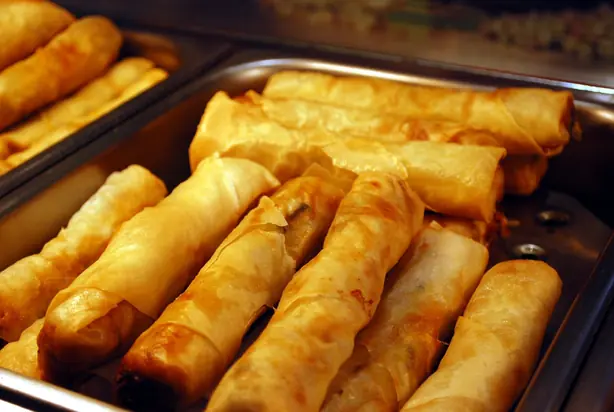 Foto von Klassische chinesische Frühlingsrollen – fertig angerichtet