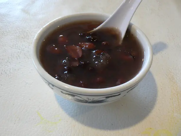 Foto von Klassische Chinesische Rote-Bohnen-Suppe (Hong Dou Tang) – fertig angerichtet