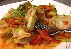 Foto von Klassische Joshpara Teigtaschen – fertig angerichtet