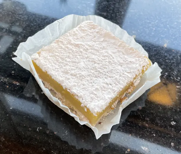 Foto von Klassische Lemon Bars – Die perfekte Balance aus süß und sauer – fertig angerichtet
