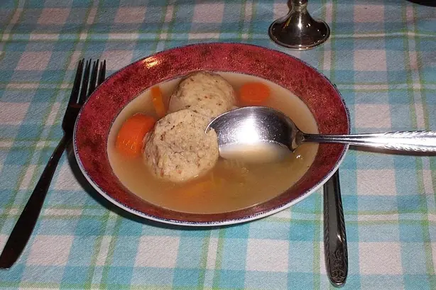 Foto von Klassische Matzah Ball Soup (Matzeknödel-Suppe) – fertig angerichtet