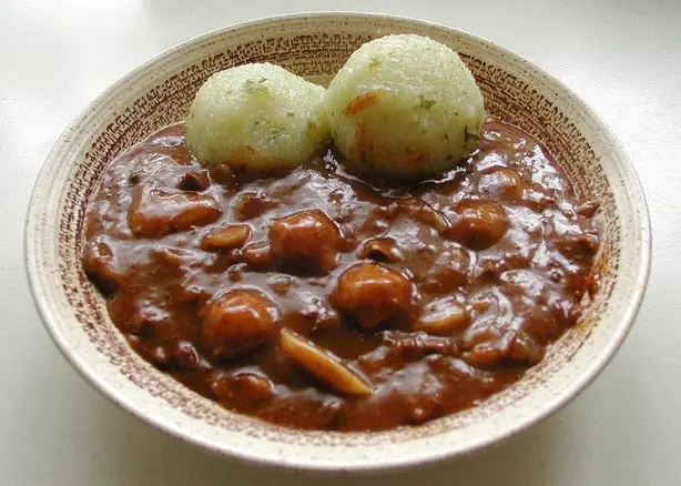 Foto von Klassische Mock Turtle Soup (Falsche Schildkrötensuppe) – fertig angerichtet