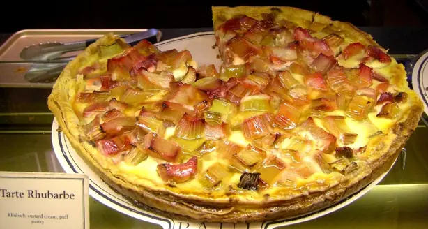 Foto von Klassische Rhabarber-Tarte nach Mrs. Beeton – fertig angerichtet