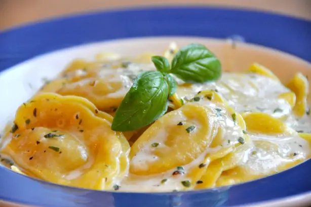 Foto von Klassische Römische Ravioli mit Ricotta und Spinat – fertig angerichtet