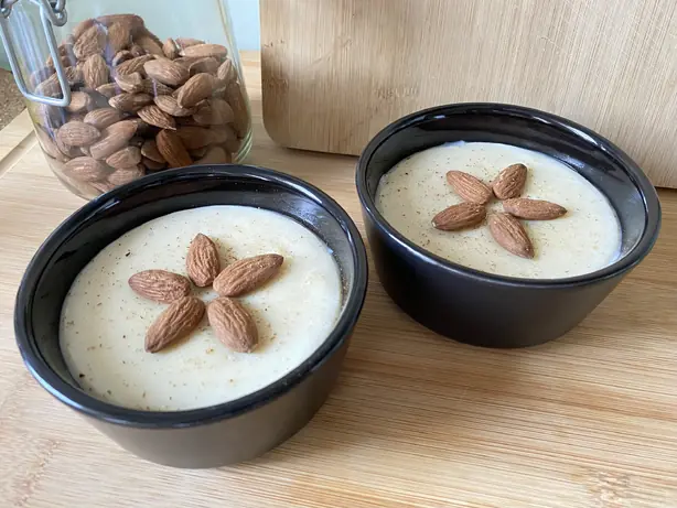 Foto von Klassische Spanische Natillas (Cremiges Vanille-Dessert) – fertig angerichtet