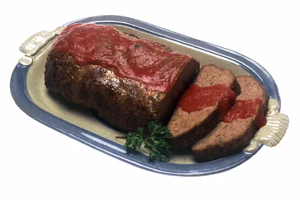 Foto von Klassischer Amerikanischer Hackbraten (Meatloaf) – fertig angerichtet