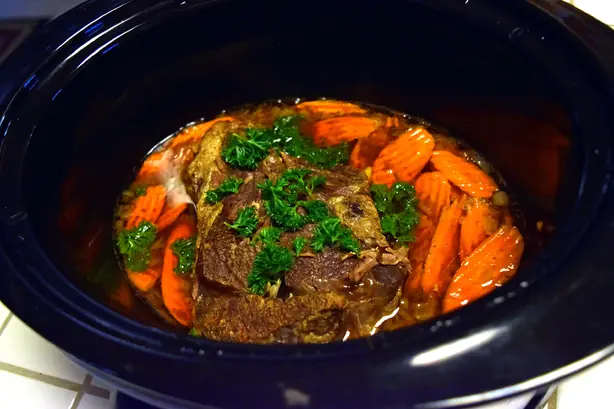 Foto von Klassischer Amerikanischer Schmorbraten (Pot Roast) – fertig angerichtet