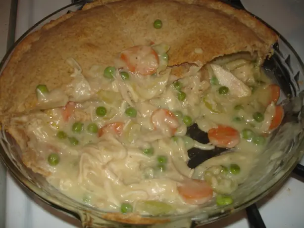 Foto von Klassischer Chicken Pot Pie (Hühnchen-Pastete) – fertig angerichtet
