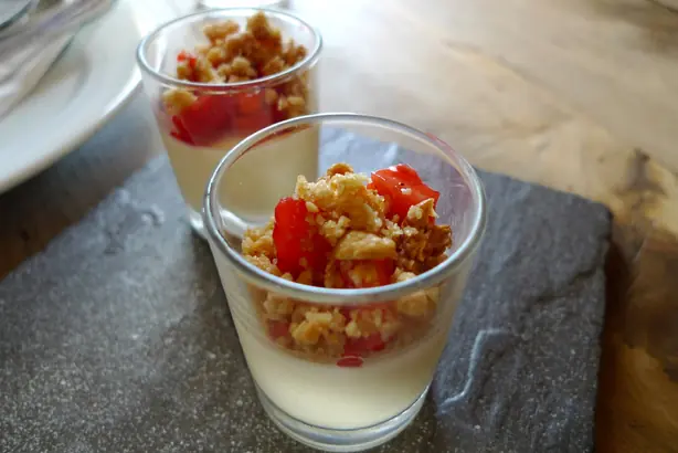 Foto von Klassischer Englischer Junket – Das sanfte Milchdessert – fertig angerichtet