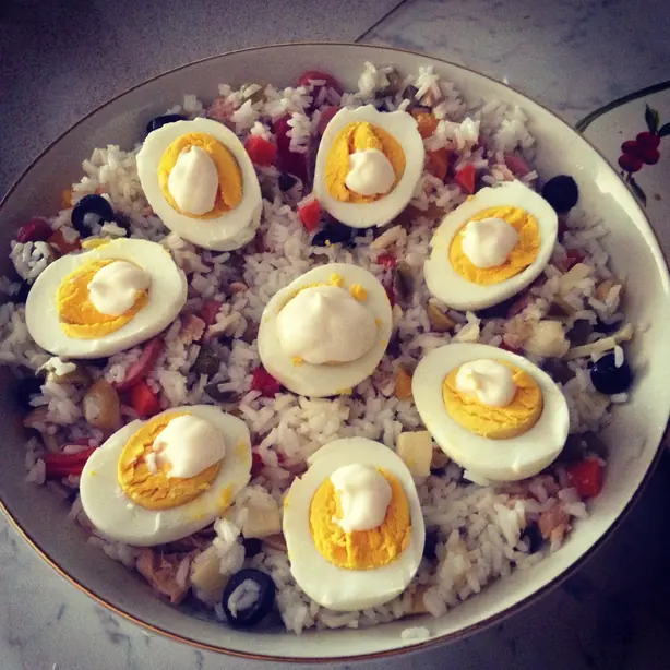 Foto von Klassischer italienischer Reissalat (Insalata di Riso) - Der bunte Sommerhit – fertig angerichtet