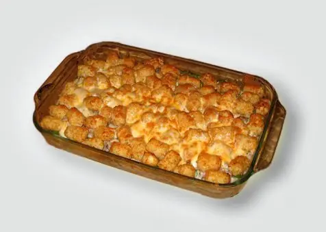 Foto von Klassischer Minnesota Tater Tot Hotdish – fertig angerichtet