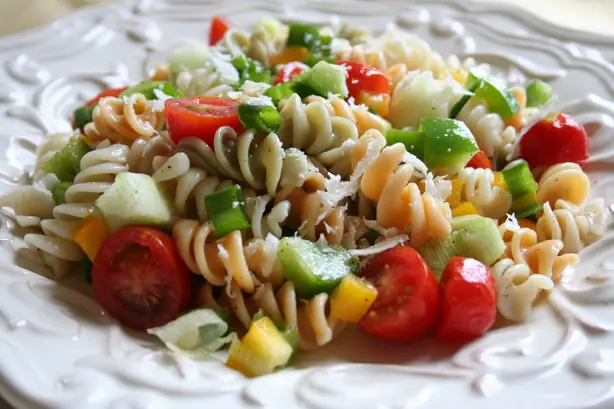Foto von Klassischer Nudelsalat (Pasta Salad) – fertig angerichtet