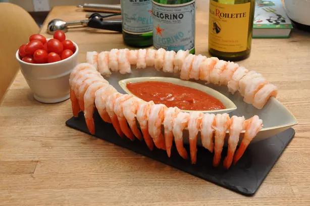 Foto von Klassischer Prawn Cocktail (Garnelencocktail) – fertig angerichtet