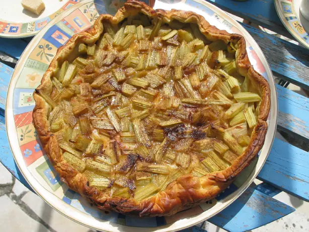 Foto von Klassischer Rhabarber-Pie (Rhubarb Pie) – fertig angerichtet