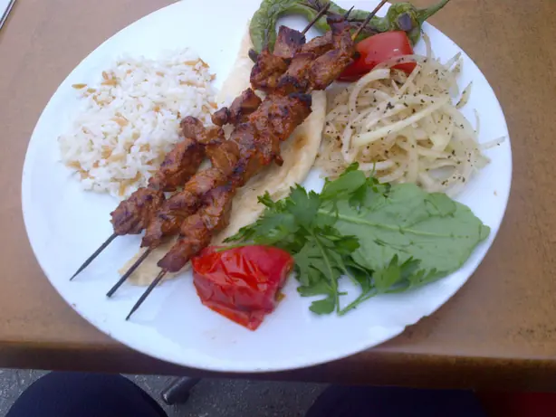 Foto von Klassischer Shish Kebab (Şiş Kebap) – fertig angerichtet