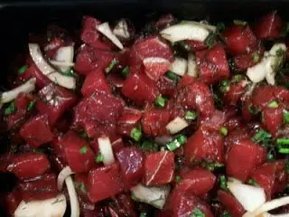 Foto von Klassischer Shoyu Ahi Poke – fertig angerichtet