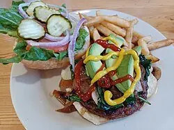 Foto von Klassischer Veggie-Burger – fertig angerichtet