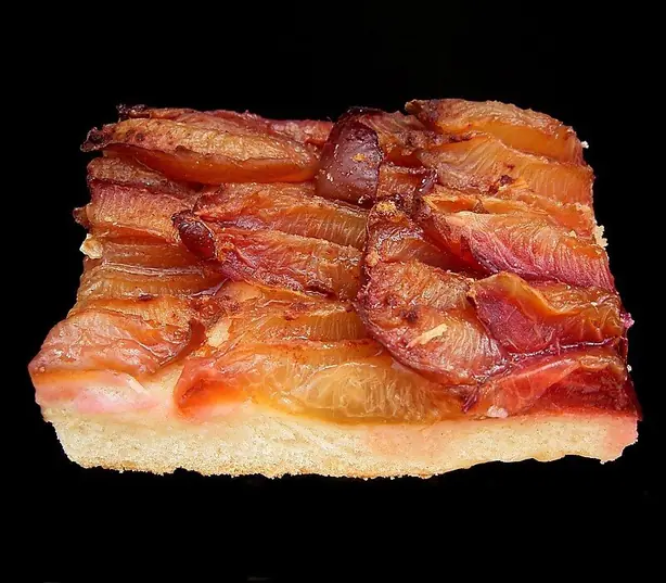 Foto von Klassischer Zwetschgenkuchen vom Blech – fertig angerichtet