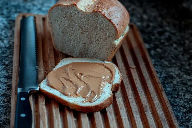 Foto von Klassisches Amerikanisches Erdnussbutter-Sandwich – fertig angerichtet