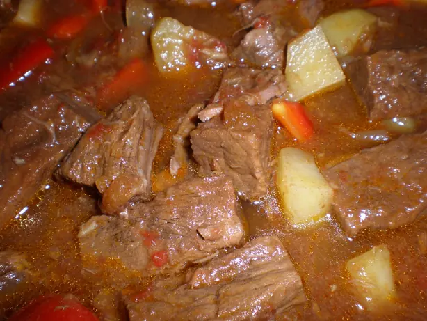 Foto von Klassisches Beef Mechado – Philippinisches Rinderragout mit Tomate & Soja – fertig angerichtet