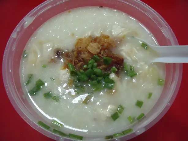 Foto von Klassisches Congee (Asiatischer Reisbrei) – fertig angerichtet