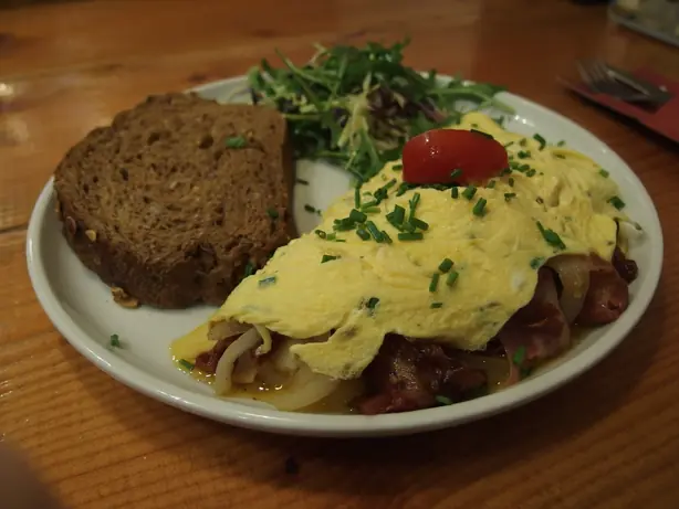 Foto von Klassisches Französisches Omelette – Außen goldgelb, innen cremig – fertig angerichtet