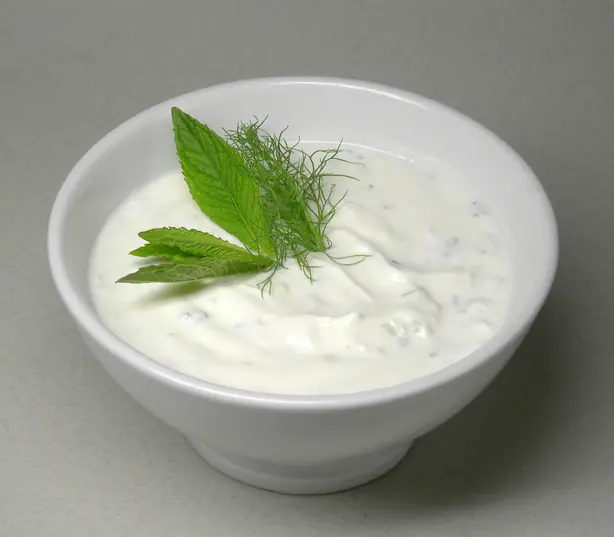 Foto von Klassisches griechisches Tzatziki – fertig angerichtet