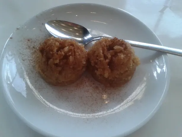 Foto von Klassisches Grieß-Halva (Irmik Helvası) – Süße Tradition aus dem Orient – fertig angerichtet