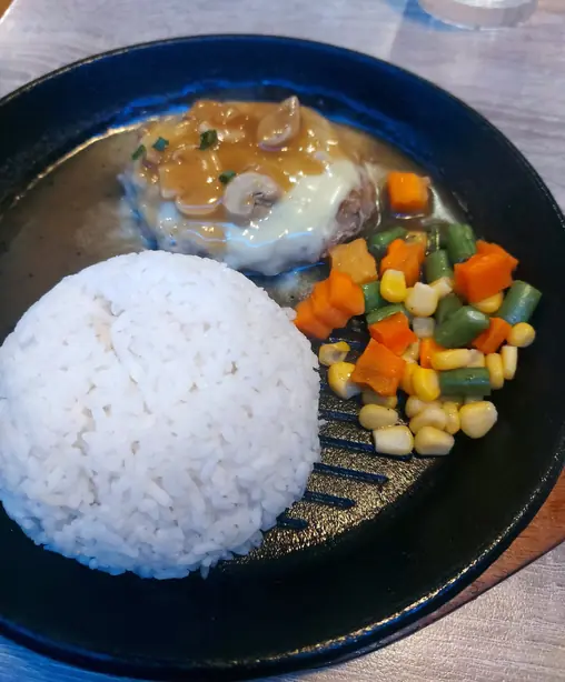 Foto von Klassisches Hamburg Steak mit Rotwein-Zwiebel-Jus – fertig angerichtet