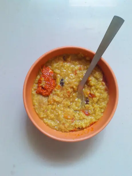 Foto von Klassisches Khichdi – Das ultimative indische Comfort Food – fertig angerichtet