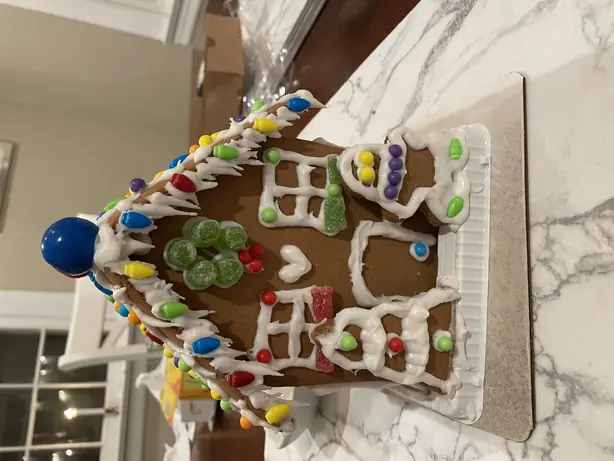 Foto von Klassisches Pfefferkuchenhaus (Lebkuchenhaus) – fertig angerichtet