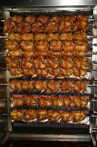 Foto von Klassisches Rotisserie-Hähnchen (Drehspieß-Hähnchen) – fertig angerichtet