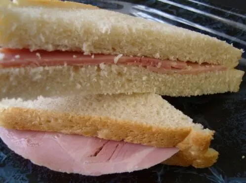 Foto von Klassisches Schinken-Sandwich – Der saftige Snack-Klassiker – fertig angerichtet