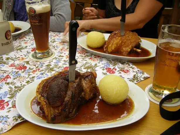 Foto von Knusprige Bayerische Schweinshaxe – fertig angerichtet