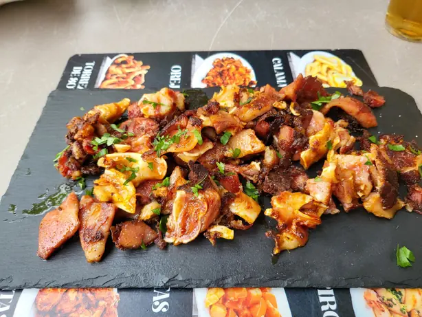 Foto von Knusprige Schweineohren nach spanischer Art (Oreja a la Plancha) – fertig angerichtet