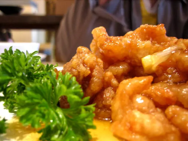 Foto von Knuspriges Chinesisches Zitronenhähnchen (Lemon Chicken) – fertig angerichtet